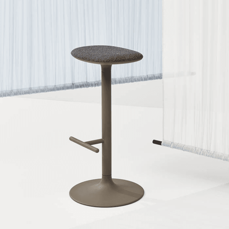 Ergonomic Flink Stool in brown. Modern seating with footrest. Ideal for flexible office spaces.
