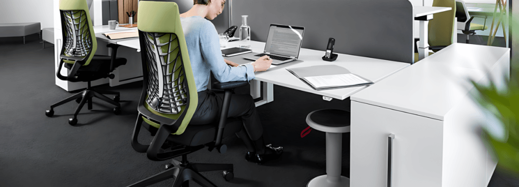 JOYCEis3 task chair in green and black with FlexGrid lumbar support in an office setting.