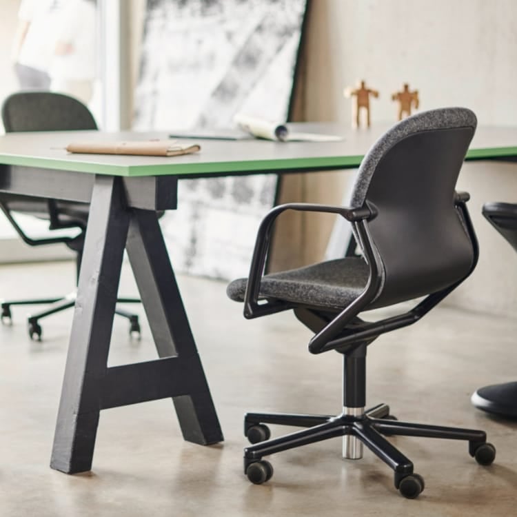 Wilkhahn FS-Line conference chair in gray fabric with black frame, ergonomic design.