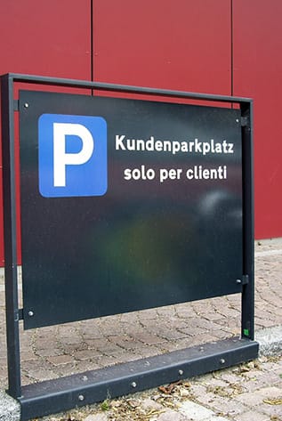 Σύγχρονη μαύρη ατσάλινη πινακίδα Street Furniture που υποδεικνύει τη στάθμευση πελατών.