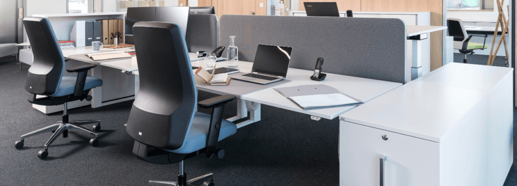 Office space featuring the AIMis1 task chair in black and blue, designed for ergonomic support and ideal posture.