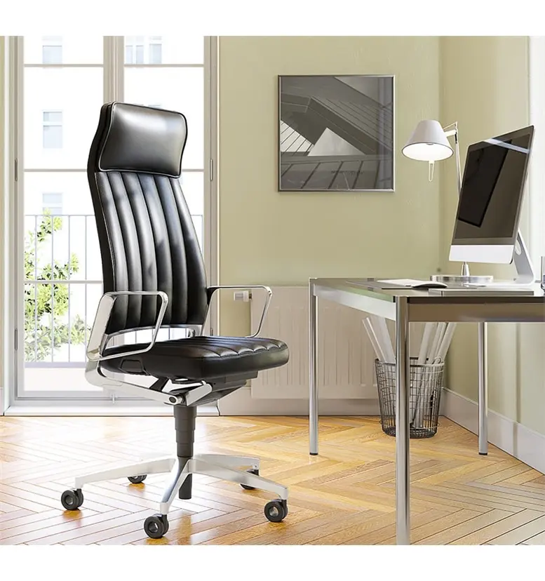 VINTAGEis5 executive chair by Interstuhl. Black leather, chrome frame, ergonomic design.