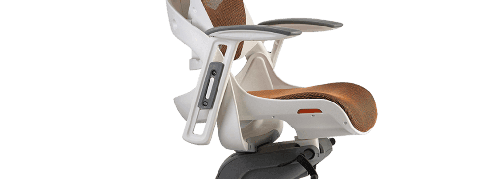 Side view of the ergonomic Wau chair in white and brown.