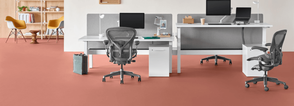 Office space featuring white Nevi Link height-adjustable benches and ergonomic chairs.