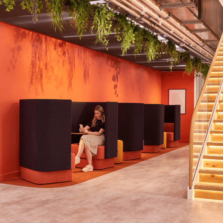 Modular Pullman Chair Pod in an open office. Sound-absorbing seating for collaboration and privacy. Customizable finishes.