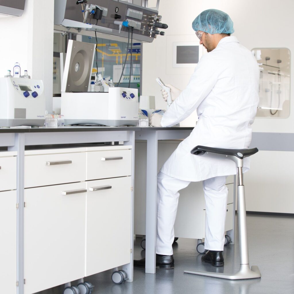 FIN standing rest at a laboratory bench
