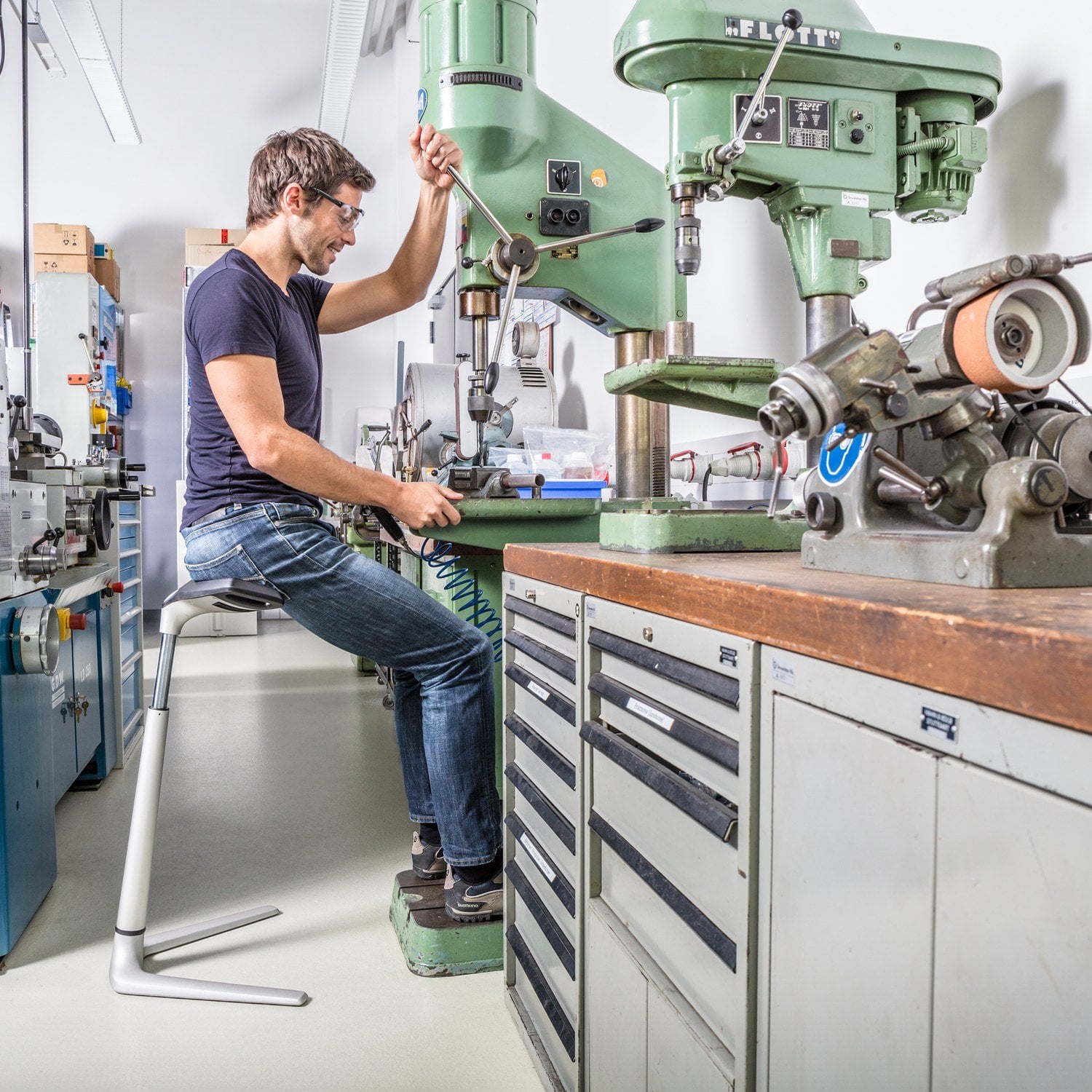 Bimos FIN standing rest in a workshop