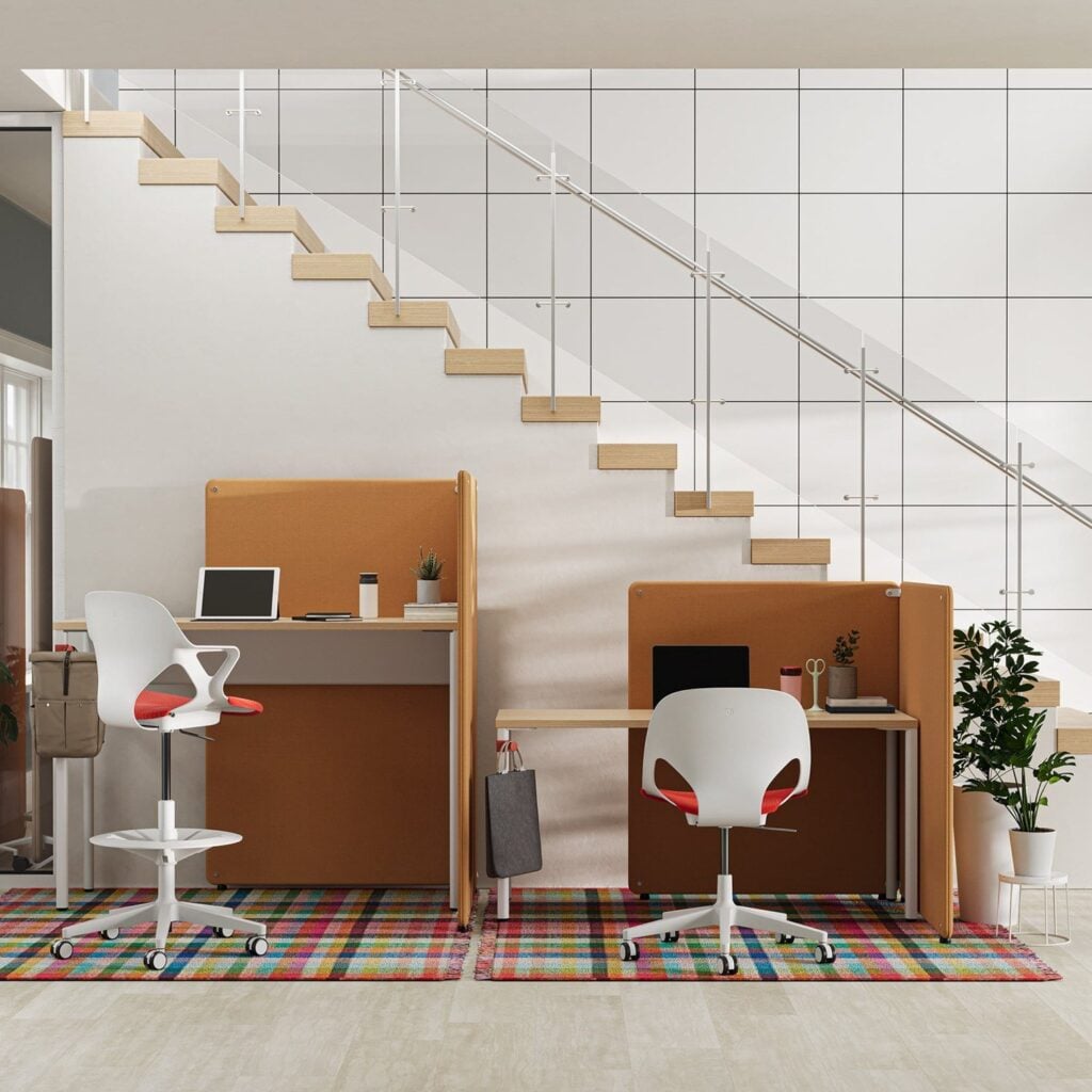 Bound freestanding screens forming two work spaces