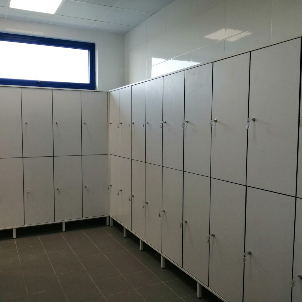 Λευκά ερμάρια compact HPL σε αποδυτήρια προσωπικού