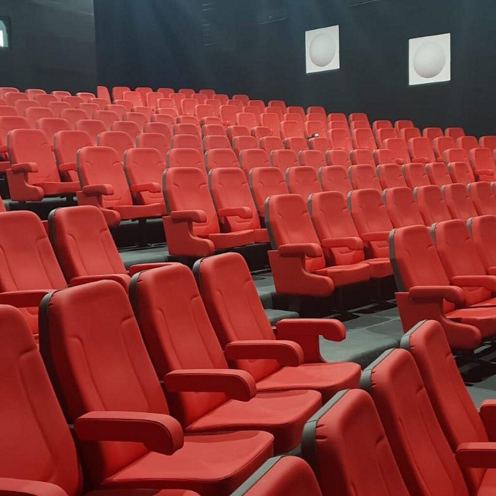 Κόκκινα καθίσματα σινεμά EZ13 σε καμπύλες σειρές