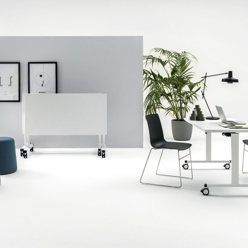 Hip-Up folding tables