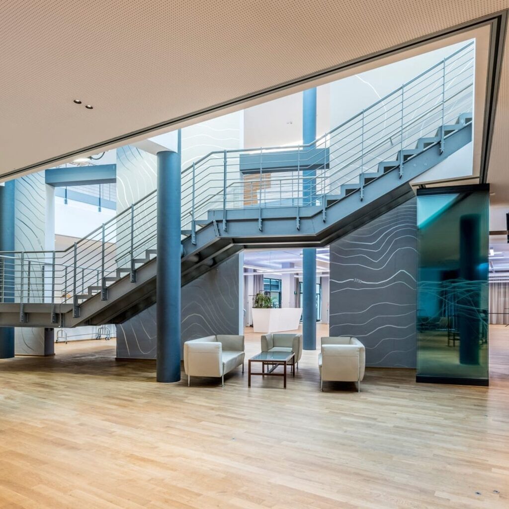 Kristal glass partition partly open in a lobby