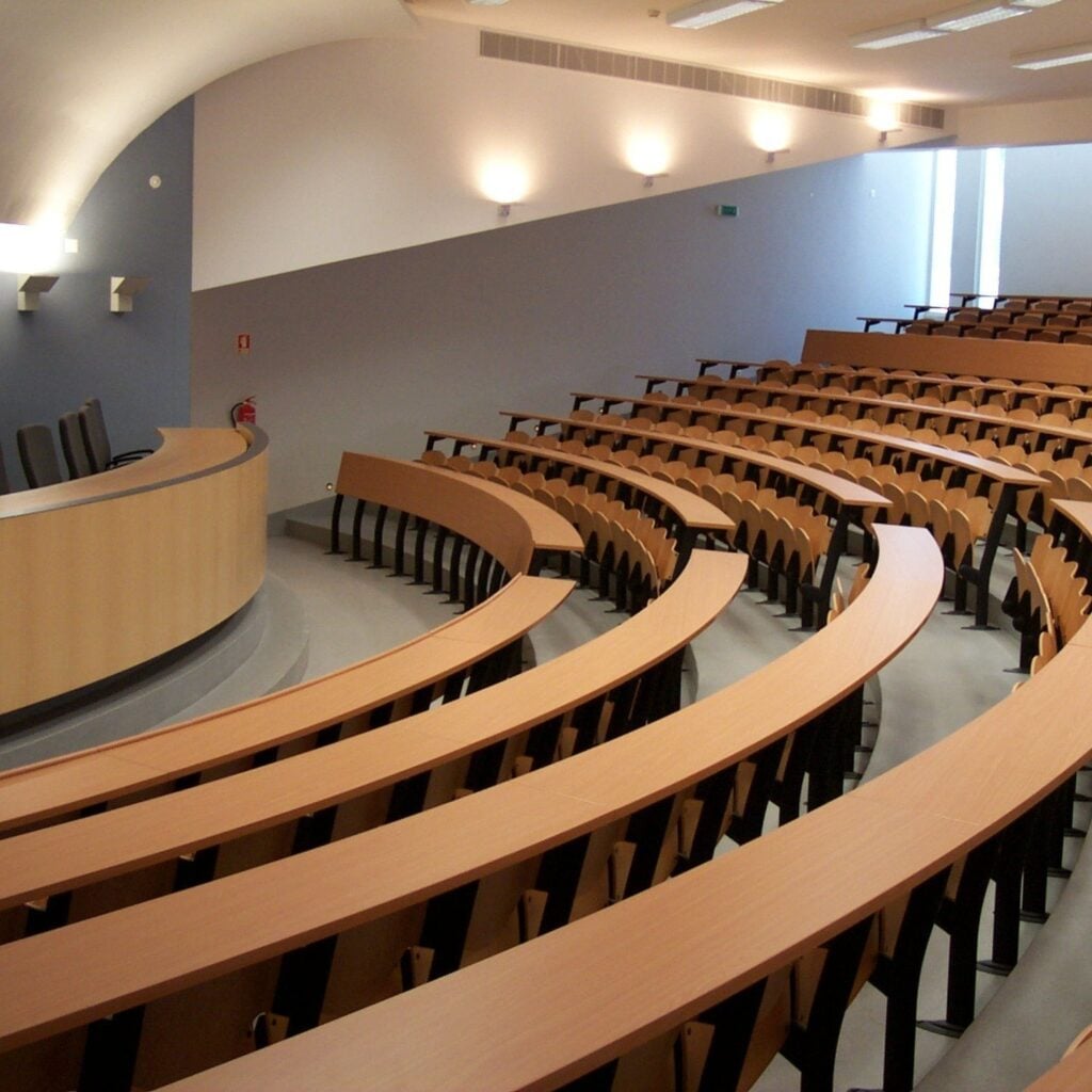 Curved Omnia rows in a lecture hall