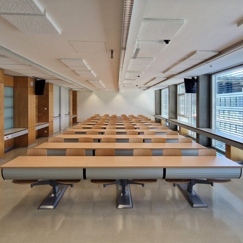 Thesi lecture hall desks at Claudiana Bozen