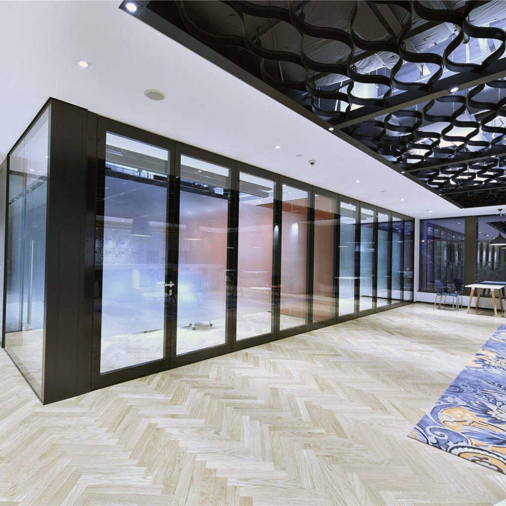 Long Transpalace glass wall in an office